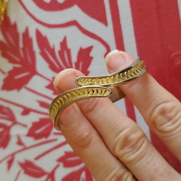 3/$25 Stunning silver and gold tone shell bracelet Vintage - Picture 4 of 10